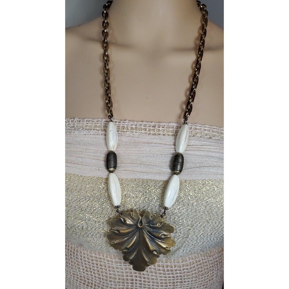 Large 2 & 1/2" X 2 & 1/2" Leaf Pendant Necklace W/Goldtone Heavy Oval Link Chain